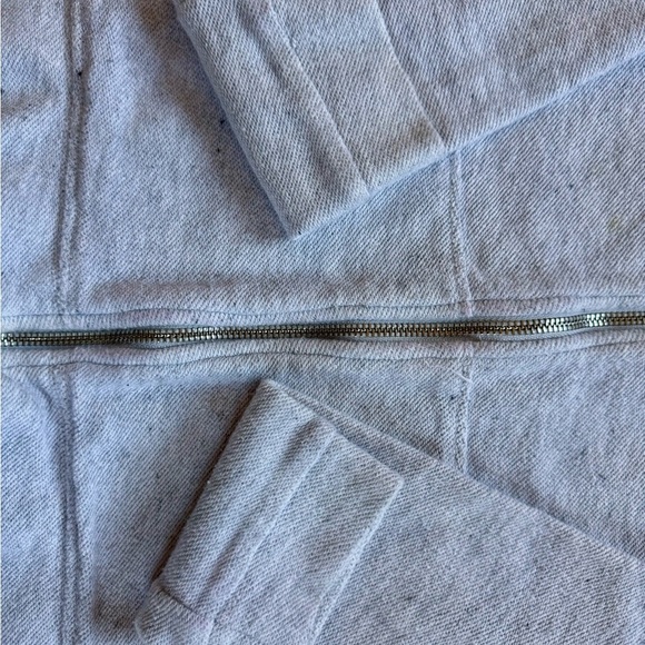 Vineyard Vines Eyelet Shep Shirt.
Full Zip French Terry. Stand-Up Collar - Picture 4 of 7